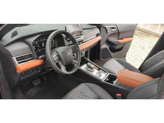 MITSUBISHI-OUTLANDER-2.4 PHEV SIGNATURE S-AWC DHT MITSUBISHI-OUTLANDER-2025
