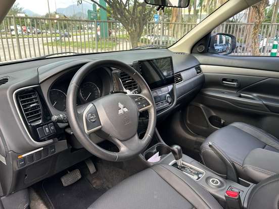 MITSUBISHI-OUTLANDER-3.0 GT 4X4 V6 24V GASOLINA 4P AUTOMÁTICO MITSUBISHI-OUTLANDER-2013