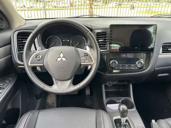 MITSUBISHI-OUTLANDER-3.0 GT 4X4 V6 24V GASOLINA 4P AUTOMÁTICO MITSUBISHI-OUTLANDER-2013
