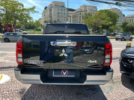 MITSUBISHI-TRITON-2025