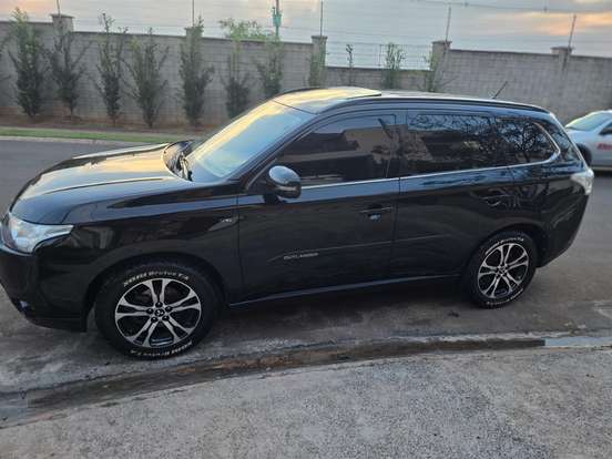 MITSUBISHI-OUTLANDER-2013