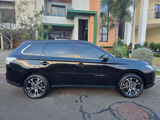 MITSUBISHI-OUTLANDER-2013