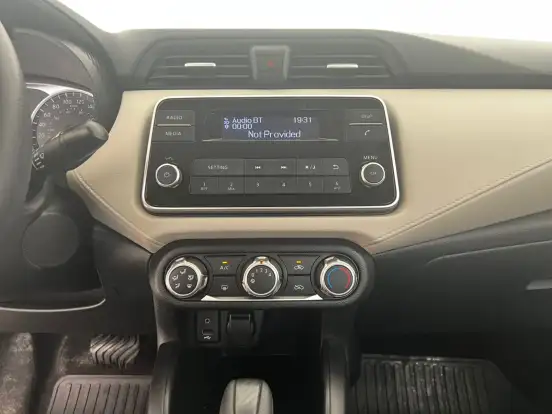 NISSAN-VERSA-2020