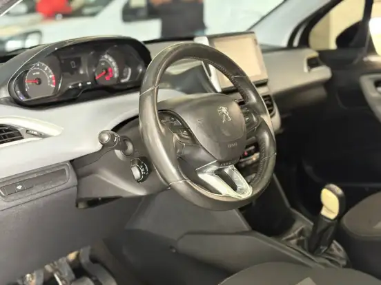 PEUGEOT-208-2017