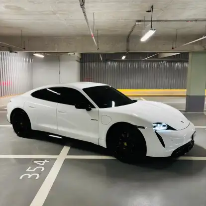 PORSCHE-TAYCAN-2021