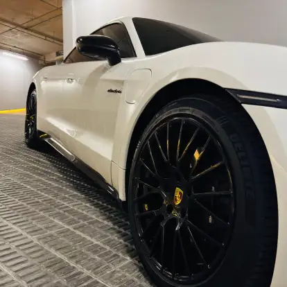 PORSCHE-TAYCAN-2021