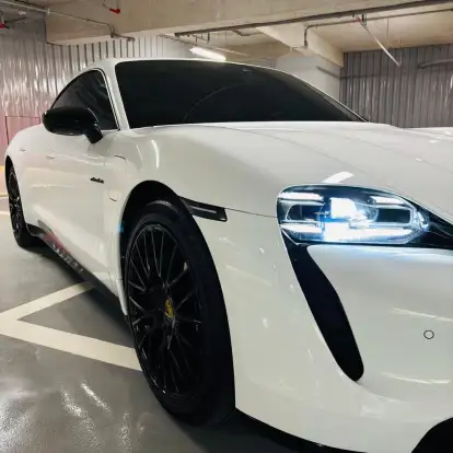 PORSCHE-TAYCAN-2021