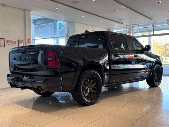 RAM-1500-3.0 HURRICANE 6 BITURBO GASOLINA LARAMIE NIGHT EDITION CD 4X4 AUTOMÁTICO RAM-1500-2025