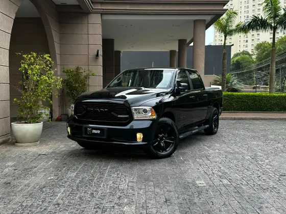 RAM CLASSIC 5.7 V8 GASOLINA LARAMIE NIGHT EDITION CD 4X4 AUTOMÁTICO