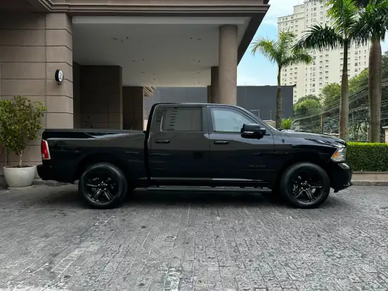 RAM-CLASSIC-5.7 V8 GASOLINA LARAMIE NIGHT EDITION CD 4X4 AUTOMÁTICO RAM-CLASSIC-2023
