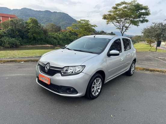 RENAULT-SANDERO-2015