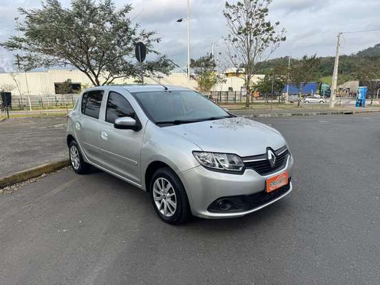 RENAULT-SANDERO-2015