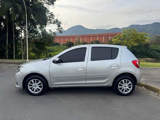 RENAULT-SANDERO-2015