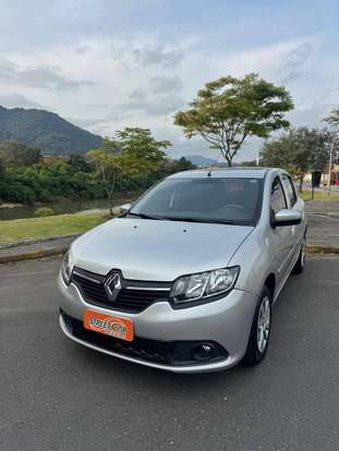 RENAULT-SANDERO-2015