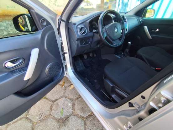 RENAULT-SANDERO-2015
