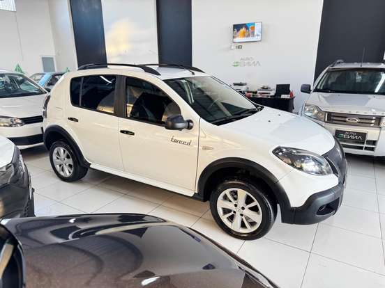 RENAULT-SANDERO-2014