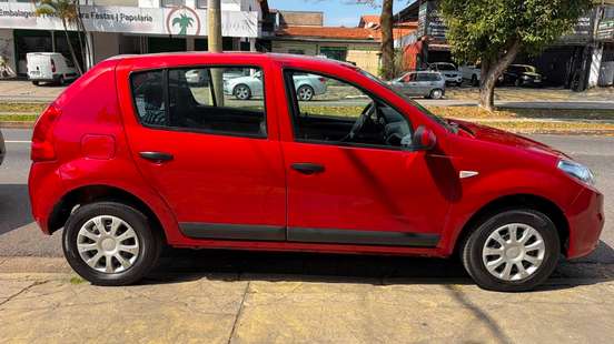RENAULT-SANDERO-2011
