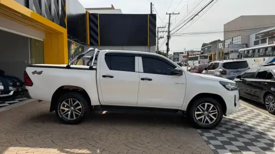 TOYOTA-HILUX-2022