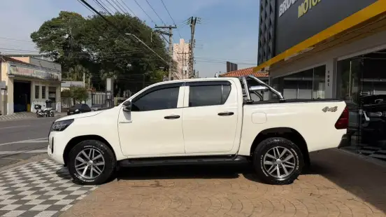 TOYOTA-HILUX-2022