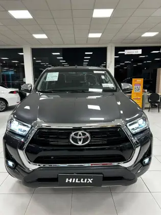 TOYOTA HILUX 2.8 D-4D TURBO DIESEL CD SRV 4X4 AUTOMÁTICO
