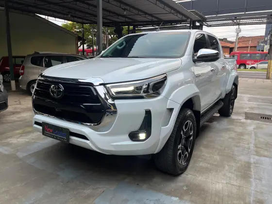 TOYOTA HILUX 2.8 D-4D TURBO DIESEL CD SRX PLUS 4X4 AUTOMÁTICO