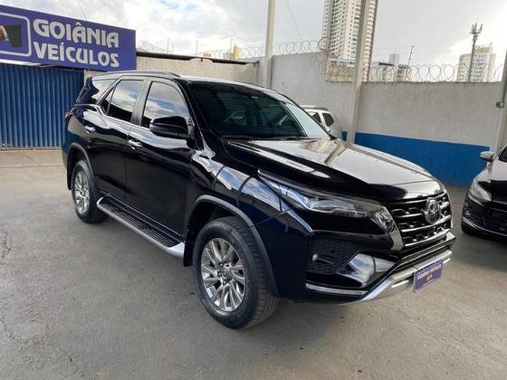 TOYOTA HILUX 2.8 D-4D TURBO DIESEL CD GR-S 4X4 AUTOMÁTICO