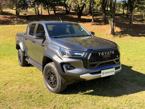 TOYOTA HILUX 2.8 D-4D TURBO DIESEL CD GR-S 4X4 AUTOMÁTICO
