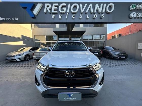 TOYOTA HILUX 2.8 D-4D TURBO DIESEL CD SRX 4X4 AUTOMÁTICO