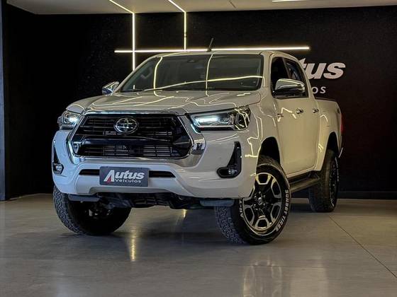 TOYOTA HILUX 2.8 D-4D TURBO DIESEL CD SRX 4X4 AUTOMÁTICO