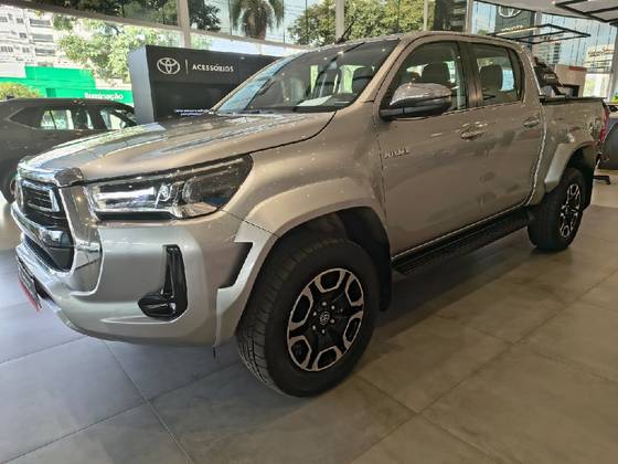 TOYOTA HILUX 2.8 D-4D TURBO DIESEL CD SRX PLUS 4X4 AUTOMÁTICO