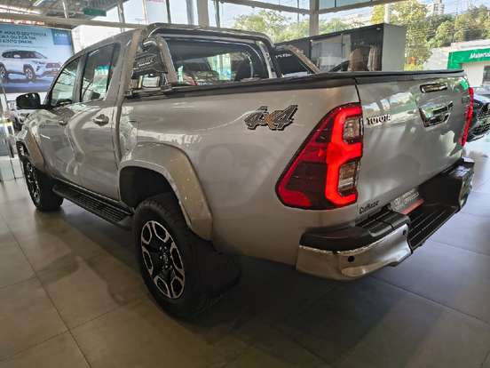 TOYOTA-HILUX-2.8 D-4D TURBO DIESEL CD SRX PLUS 4X4 AUTOMÁTICO TOYOTA-HILUX-2024