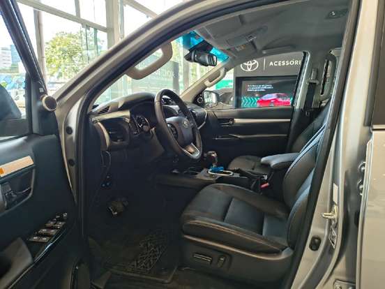 TOYOTA-HILUX-2.8 D-4D TURBO DIESEL CD SRX PLUS 4X4 AUTOMÁTICO TOYOTA-HILUX-2024