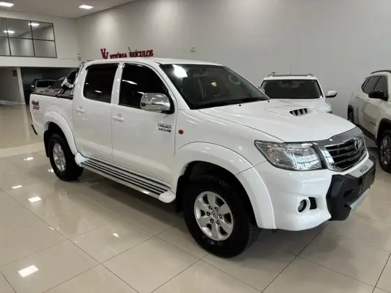 TOYOTA HILUX 3.0 SR 4X4 CD 16V TURBO INTERCOOLER DIESEL 4P AUTOMÁTICO TOYOTA HILUX 3.0 SR 4X4 CD 16V TURBO INTERCOOLER DIESEL 4P AUTOMÁTICO