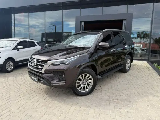 TOYOTA HILUX SW4 2.7 VVT-i FLEX SRV 7L 4X2 AUTOMÁTICO TOYOTA HILUX SW4 2.7 VVT-i FLEX SRV 7L 4X2 AUTOMÁTICO