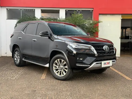 TOYOTA HILUX SW4 2.8 D-4D TURBO DIESEL SRX 7L 4X4 AUTOMÁTICO