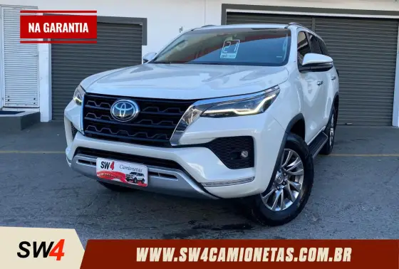 TOYOTA HILUX SW4 2.8 D-4D TURBO DIESEL SRX 7L 4X4 AUTOMÁTICO