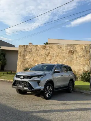 TOYOTA HILUX SW4 2.8 D-4D TURBO DIESEL SRX PLATINUM 7L 4X4 AUTOMÁTICO