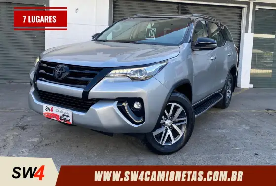TOYOTA HILUX SW4 2.8 SRX 4X4 7 LUGARES 16V TURBO INTERCOOLER DIESEL 4P AUTOMÁTICO