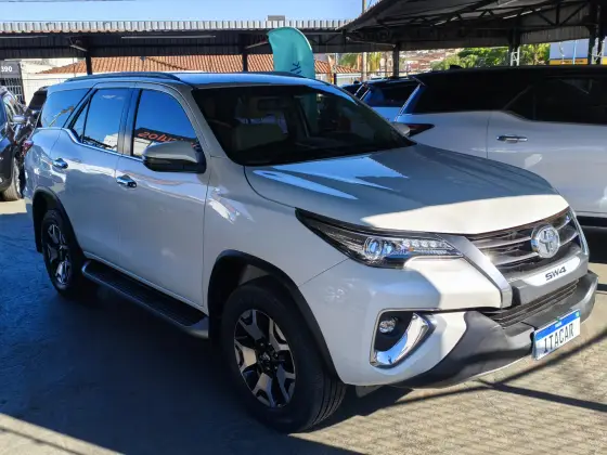 TOYOTA HILUX SW4 2.8 SRX DIAMOND 4X4 7 LUGARES 16V TURBO INTERCOOLER DIESEL 4P AUTOMÁTICO TOYOTA HILUX SW4 2.8 SRX DIAMOND 4X4 7 LUGARES 16V TURBO INTERCOOLER DIESEL 4P AUTOMÁTICO