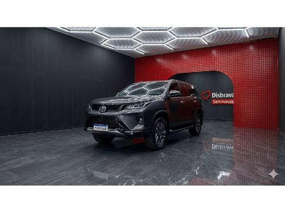 TOYOTA HILUX SW4 2.8 D-4D TURBO DIESEL DIAMOND 7L 4X4 AUTOMÁTICO