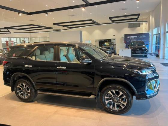 TOYOTA HILUX SW4 2.8 D-4D TURBO DIESEL DIAMOND 7L 4X4 AUTOMÁTICO