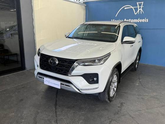 TOYOTA HILUX SW4 2.8 D-4D TURBO DIESEL SRX 4X4 AUTOMÁTICO