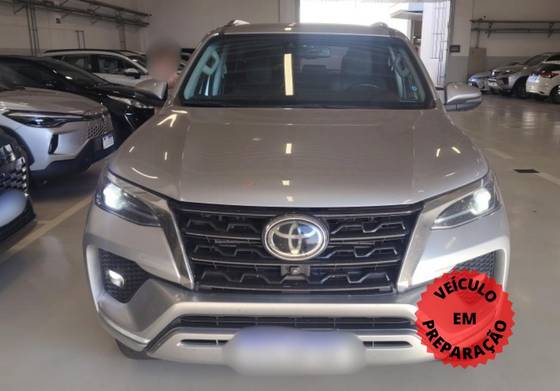 TOYOTA HILUX SW4 2.8 D-4D TURBO DIESEL SRX 4X4 AUTOMÁTICO
