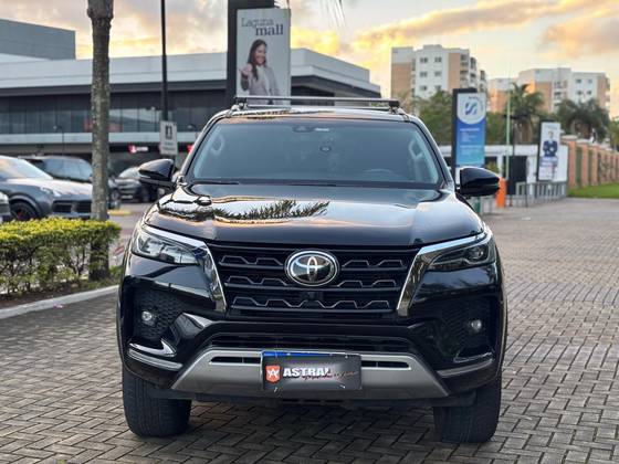 TOYOTA HILUX SW4 2.8 D-4D TURBO DIESEL SRX 7L 4X4 AUTOMÁTICO