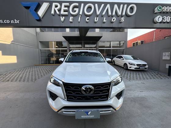 TOYOTA HILUX SW4 2.8 D-4D TURBO DIESEL SRX 7L 4X4 AUTOMÁTICO