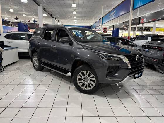 TOYOTA HILUX SW4 2.8 D-4D TURBO DIESEL SRX 7L 4X4 AUTOMÁTICO