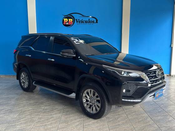 TOYOTA HILUX SW4 2.8 D-4D TURBO DIESEL SRX 7L 4X4 AUTOMÁTICO