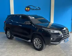 TOYOTA HILUX SW4 2.8 D-4D TURBO DIESEL SRX 7L 4X4 AUTOMÁTICO TOYOTA HILUX SW4 2.8 D-4D TURBO DIESEL SRX 7L 4X4 AUTOMÁTICO