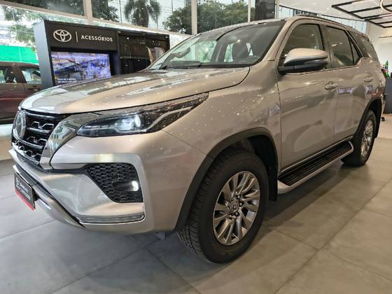 TOYOTA HILUX SW4 2.8 D-4D TURBO DIESEL SRX 7L 4X4 AUTOMÁTICO