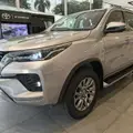 TOYOTA HILUX SW4 2.8 D-4D TURBO DIESEL SRX 7L 4X4 AUTOMÁTICO TOYOTA HILUX SW4 2.8 D-4D TURBO DIESEL SRX 7L 4X4 AUTOMÁTICO